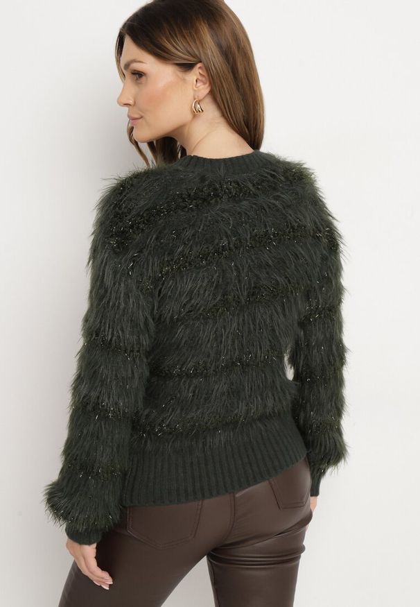 Born2be - Ciemnozielony Puchaty Sweter z Wełną i Ściągaczami Exenevia. Okazja: na co dzień. Kolor: zielony. Materiał: wełna. Styl: casual