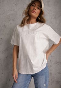 Renee - Biały Oversizowy T-shirt z Bawełny Zdobiony Haftem z Cekinami Marivia. Okazja: na co dzień. Kolor: biały. Materiał: bawełna. Wzór: haft, aplikacja. Styl: casual, elegancki #1