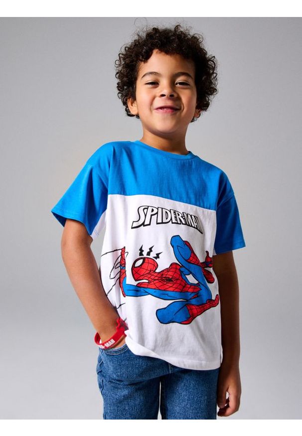 Sinsay - Bawełniana koszulka z krótkim rękawem Spider-Man - biały. Kolor: biały. Materiał: bawełna. Długość rękawa: krótki rękaw. Długość: krótkie