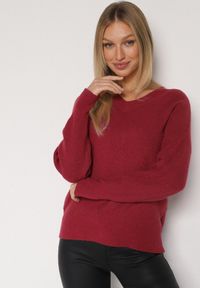Born2be - Bordowy Sweter z Domieszką Kaszmiru z Dekoltem w Serek Feralaine. Okazja: na co dzień, na spotkanie biznesowe. Typ kołnierza: dekolt w serek. Kolor: czerwony. Materiał: kaszmir. Styl: klasyczny, casual, elegancki, biznesowy #3