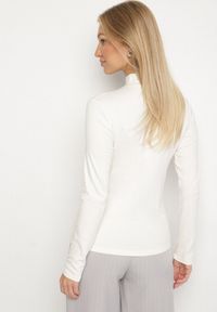 Born2be - Biała Bluzka Golf Typu Longsleeve Altera. Okazja: do pracy, na co dzień. Typ kołnierza: golf. Kolor: biały. Materiał: jeans. Długość rękawa: długi rękaw. Styl: elegancki, casual #4