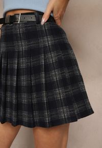 Renee - Granatowe Trapezowe Spódnico-Spodenki Plisowane z Wiskozą High Waist w Kratę z Paskiem Filiana. Okazja: na co dzień. Stan: podwyższony. Kolor: niebieski. Materiał: wiskoza. Styl: casual, elegancki