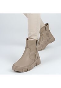 Beżowe Botki Wasak Ocieplane Buty Damskie. Okazja: na co dzień. Kolor: beżowy. Materiał: skóra, wełna. Wzór: grochy. Sezon: zima, jesień. Styl: casual #1