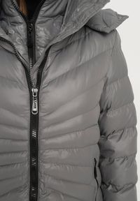 Born2be - Ciemnoszara Pikowana Kurtka Zimowa o Dłuższym Fasonie z Kapturem Sialdra. Okazja: na co dzień, do pracy, na spacer. Typ kołnierza: kaptur. Kolor: szary. Długość: długie. Sezon: zima. Styl: casual, elegancki #2