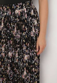 Born2be - Czarna Rozkloszowana Spódnica Plisowana z Metalicznym Nadrukiem w Kwiatowy Wzór Folireia. Okazja: na co dzień. Kolor: czarny. Wzór: kwiaty, nadruk. Styl: casual, klasyczny, wizytowy #6