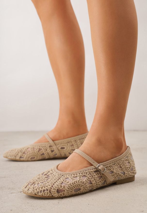 Born2be - Ciemnobeżowe Siateczkowe Balerinki Boho z Paskiem z Klamerką Zdobione Plecionką Calironei. Okazja: na co dzień. Zapięcie: pasek. Kolor: beżowy. Materiał: jeans, len. Wzór: aplikacja. Sezon: lato. Styl: boho
