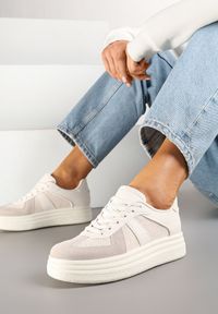 Renee - Beżowe Sneakersy na Platformie Ozdobione Paskami ze Sznurowaniem Bormi. Okazja: na co dzień. Zapięcie: pasek. Kolor: beżowy. Materiał: jeans, skóra. Wzór: aplikacja. Obcas: na platformie