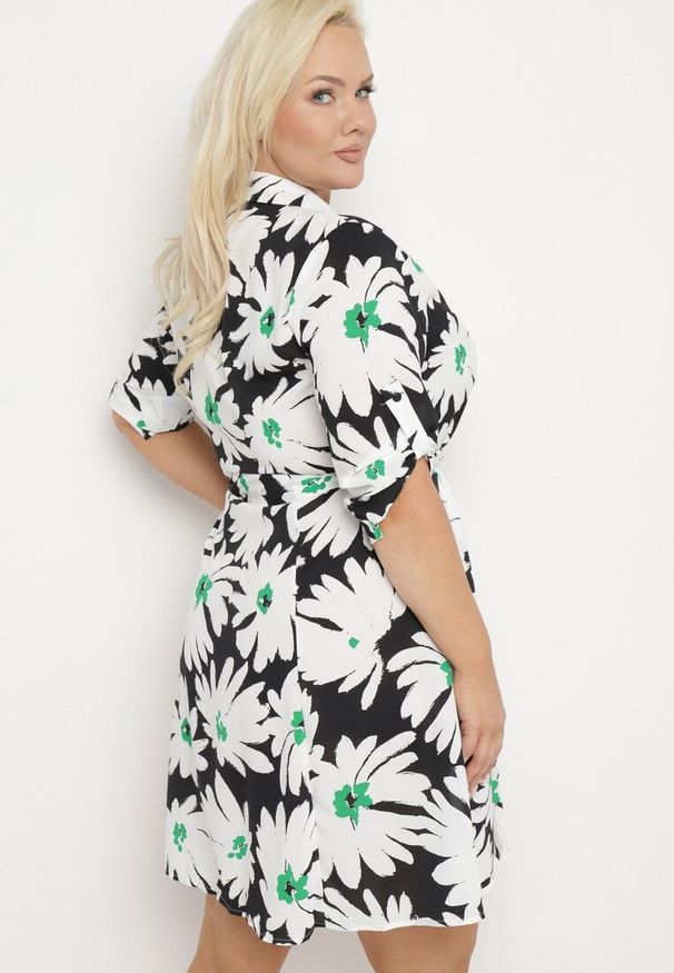 Born2be - Czarno-Biała Koszulowa Sukienka w Kwiaty z Wiązanym Paskiem Laritasia. Kolor: czarny. Długość rękawa: długi rękaw. Wzór: kwiaty. Typ sukienki: koszulowe