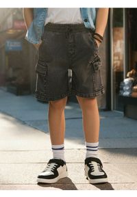 Sinsay - Szorty jeansowe z kieszeniami cargo - szary. Kolor: szary. Materiał: jeans