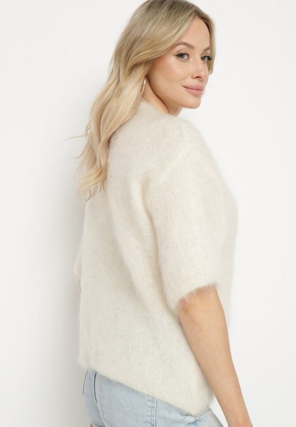Born2be - Jasnobeżowy Moherowy Sweter o Kroju Nietoperza z Rękawami 3/4 Eleanira. Okazja: na co dzień. Kolor: beżowy. Materiał: moher. Wzór: ze splotem, aplikacja. Sezon: zima, jesień. Styl: elegancki, klasyczny, casual