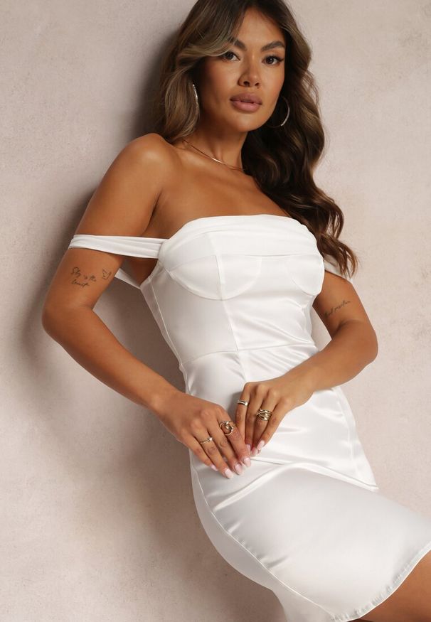 Renee - Biała Mini Sukienka Dopasowana z Rozcięciem na Nodze i Suwakiem Siendalice. Kolor: biały. Długość: mini