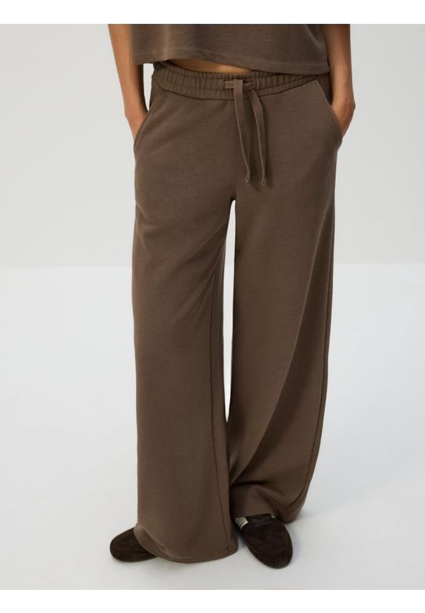 Reserved - Bawełniane spodnie dresowe - brązowy. Kolor: brązowy. Materiał: bawełna, dresówka