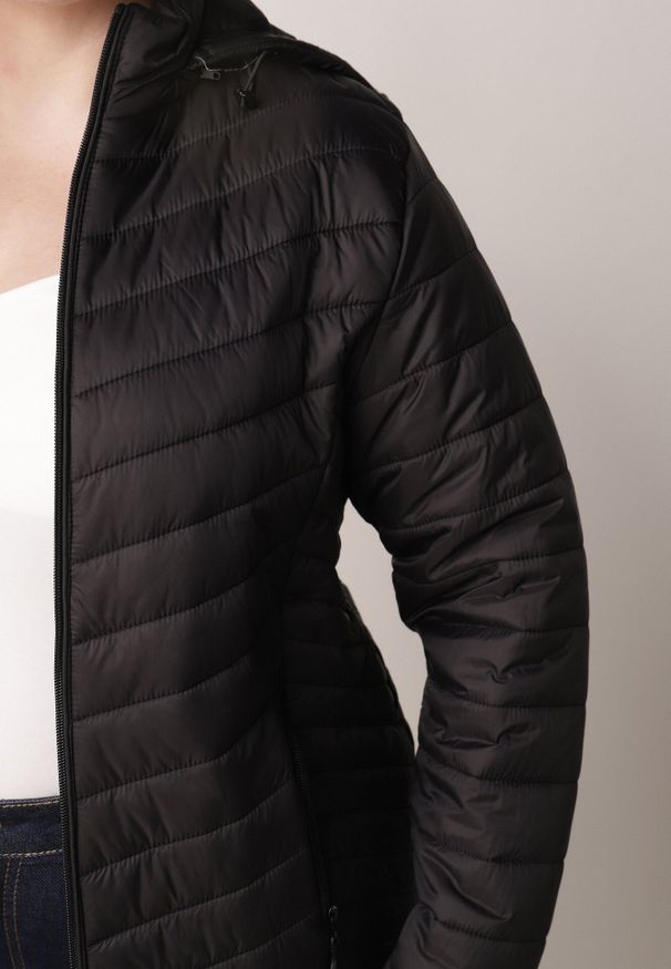 Born2be - Czarna Lekka Kurtka Przejściowa z Pikowaniem i Odpinanym Kapturem Alissara. Okazja: na co dzień. Kolekcja: plus size. Kolor: czarny. Materiał: nylon, jeans. Styl: klasyczny, casual