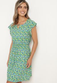 Born2be - Zielona Bawełniana Sukienka w Kwiaty z Gumką w Talii i Falbanką Dimllara. Okazja: na co dzień. Kolor: zielony. Materiał: bawełna. Wzór: kwiaty. Styl: elegancki, casual, klasyczny #6