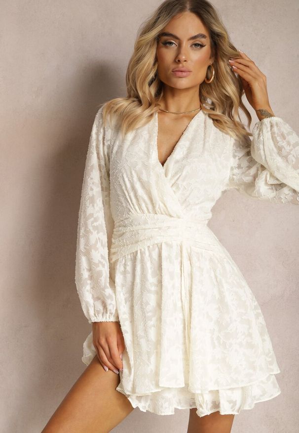 Renee - Jasnobeżowa Kopertowa Sukienka Rozkloszowana Mini z Tkaniny Plumeti Haetna. Kolor: beżowy. Materiał: tkanina. Wzór: kropki. Typ sukienki: kopertowe. Długość: mini