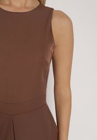 Born2be - Brązowy Elegancki Kombinezon z Ozdobnymi Zakładkami Zellysha. Okazja: na co dzień, na spotkanie biznesowe. Kolor: brązowy. Wzór: aplikacja. Styl: elegancki #4