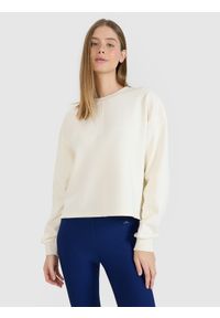 4f - 4F Bluza dresowa oversize nierozpinana bez kaptura damska - biała XL. Okazja: na co dzień. Typ kołnierza: bez kaptura. Kolor: biały. Materiał: dresówka. Wzór: gładki, ze splotem. Styl: sportowy, casual