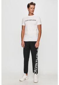 Calvin Klein Jeans - Spodnie. Kolor: czarny. Materiał: tkanina, poliamid, elastan. Wzór: nadruk #4