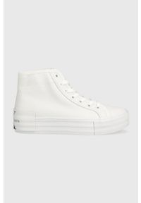 Calvin Klein Jeans trampki VULC FLATFORM BOLD ESSENTIAL damskie kolor biały YW0YW01031. Nosek buta: okrągły. Zapięcie: sznurówki. Kolor: biały. Materiał: materiał, włókno, guma. Szerokość cholewki: normalna #1