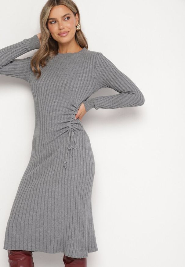 Born2be - Szara Dopasowana Sukienka z Wiskozą z Prążkowanego Materiału Ściągana Troczkiem Eleavia. Okazja: na co dzień. Kolor: szary. Materiał: prążkowany, wiskoza, materiał. Wzór: aplikacja. Styl: casual