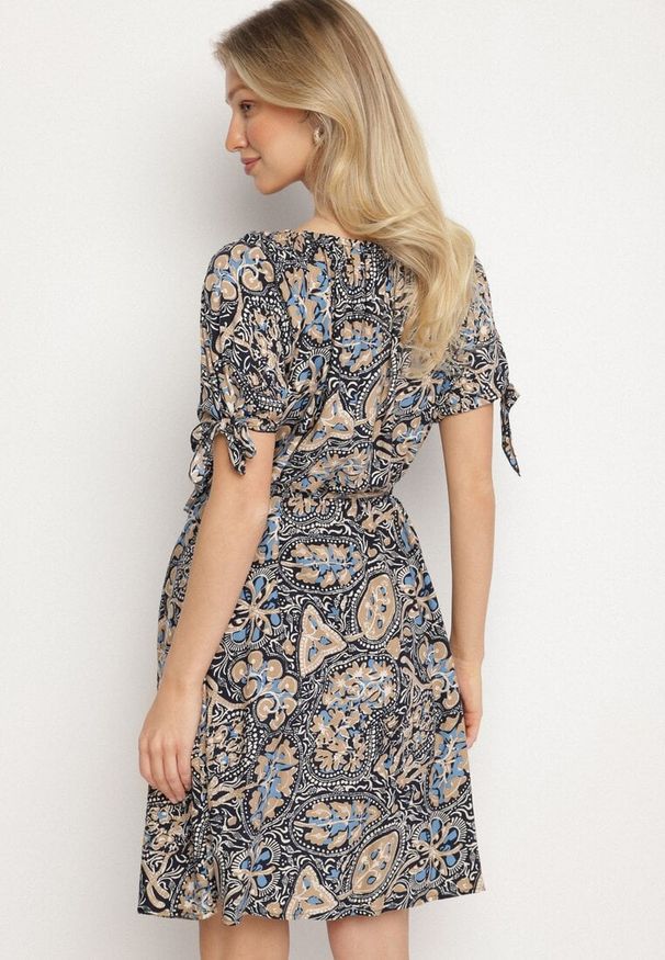 Born2be - Granatowa Sukienka z Bawełny z Okrągłym Dekoltem i Wiązaniem w Pasie Tosaria. Okazja: na co dzień. Kolor: niebieski. Materiał: bawełna. Sezon: lato. Styl: casual, elegancki