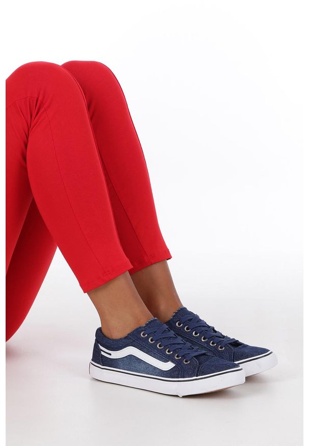 Casu - Granatowe trampki jeansowe sznurowane casu 630. Kolor: niebieski. Materiał: jeans