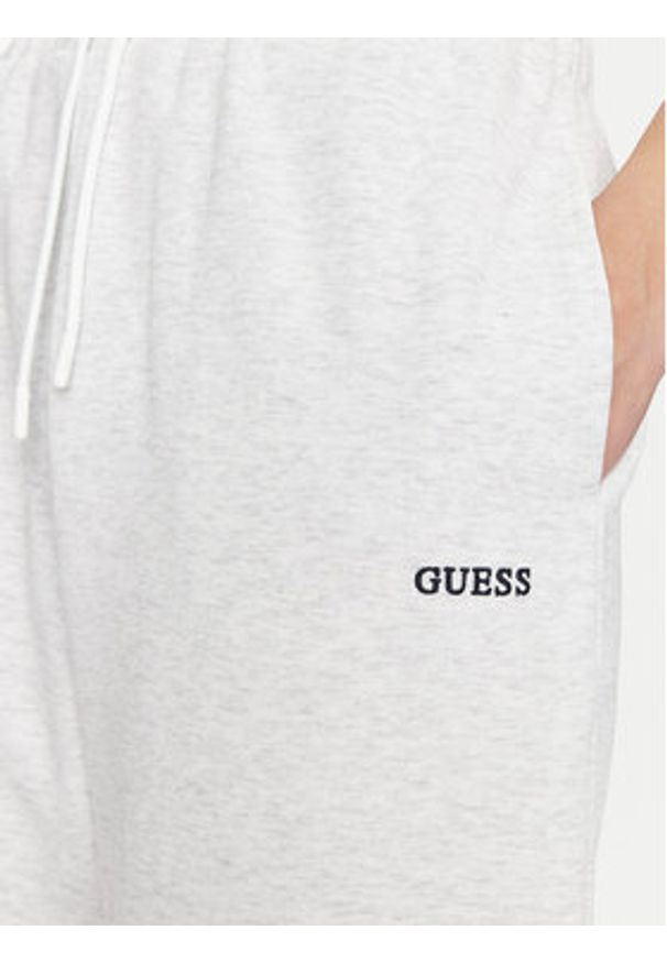 Guess Spodnie dresowe V5GB03 KCS01 Szary Regular Fit. Kolor: szary. Materiał: bawełna