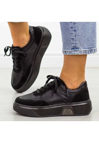 Czarne skórzane sneakersy damskie Sergio Leone Sp026. Okazja: na co dzień, na spacer. Nosek buta: okrągły. Zapięcie: sznurówki. Kolor: czarny. Materiał: skóra. Sezon: wiosna, lato. Obcas: na platformie. Sport: turystyka piesza