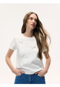 Reserved - T-shirt z kwiatową aplikacją - złamana biel. Materiał: dzianina, bawełna. Wzór: kwiaty, aplikacja #1