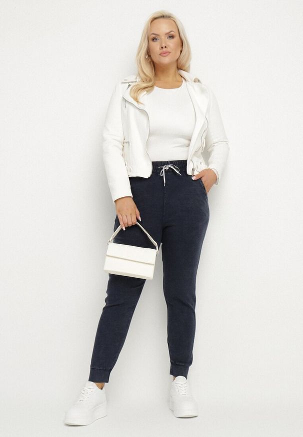 Born2be - Granatowe Bawełniane Spodnie Dresowe Typu Jogger z Gumką i Sznureczkiem w Talii Kaithalia. Kolor: niebieski. Materiał: dresówka, bawełna. Styl: klasyczny, elegancki