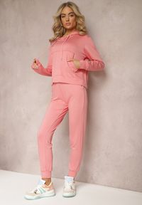 Renee - Różowy Bawełniany Komplet Dresowy Bluza z Kapturem i Napisem oraz Spodnie Tilesa. Kolor: różowy. Materiał: bawełna, dresówka. Wzór: napisy