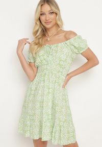 Born2be - Jasnozielona Wiskozowa Sukienka Hiszpanka z Gumką w Talii z Materiałowym Paskiem i Falbanką Tiamanthea. Okazja: na co dzień. Typ kołnierza: dekolt hiszpanka. Kolor: zielony. Materiał: materiał, wiskoza. Typ sukienki: proste. Styl: casual #1