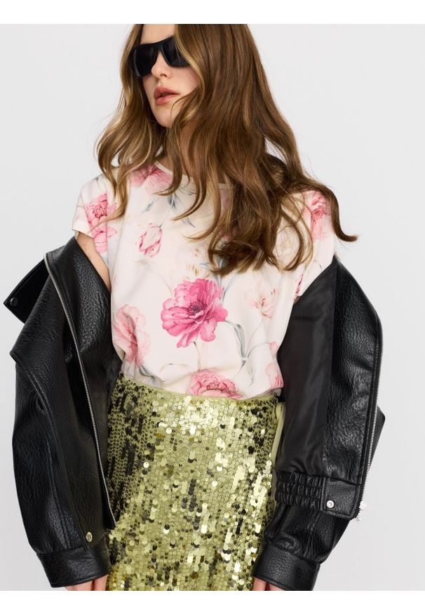 Sinsay - Bawełniana koszulka z krótkim rękawem i motywem kwiatowym - kremowy. Kolor: kremowy. Materiał: bawełna. Długość rękawa: krótki rękaw. Długość: krótkie. Wzór: kwiaty