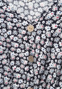 Born2be - Czarno-Biała Sukienka Bawełniana z Gumką w Pasie i Drobnym Wzorem w Kwiaty Napenia. Okazja: na co dzień. Typ kołnierza: dekolt w kształcie V. Kolor: niebieski. Materiał: bawełna. Długość rękawa: krótki rękaw. Wzór: kwiaty. Typ sukienki: proste. Styl: klasyczny, casual #2