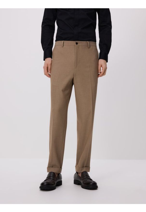 Reserved - Spodnie garniturowe z kantem - beżowy. Kolor: beżowy. Materiał: wiskoza, tkanina