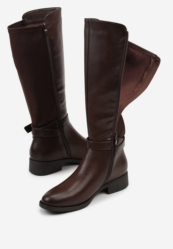 Renee - Brązowe Kozaki w Stylu Oficerek Ozdobione Klamrami Otima. Okazja: na co dzień. Zapięcie: klamry. Kolor: brązowy. Materiał: jeans, skóra. Wzór: aplikacja. Styl: rockowy, casual