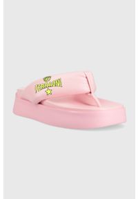 Chiara Ferragni japonki CF3149_012 damskie kolor różowy na platformie CF PLATFORM FLIP FLOP. Kolor: różowy. Materiał: materiał. Obcas: na platformie #3