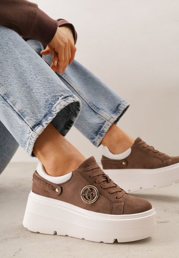 Renee - Jasnobrązowe Sneakersy Vices na Platformie Ozdobione Metaliczną Aplikacją Tatellia. Okazja: na co dzień. Kolor: beżowy. Materiał: jeans. Wzór: aplikacja. Obcas: na platformie