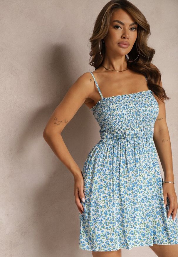 Renee - Biało-Niebieska Sukienka z Bawełny na Cienkich Ramiączkach z Gumką w Talii Tessinia. Okazja: na co dzień. Typ kołnierza: dekolt w łódkę. Kolor: biały. Materiał: bawełna. Długość rękawa: na ramiączkach. Typ sukienki: proste. Styl: elegancki, casual, wakacyjny, klasyczny