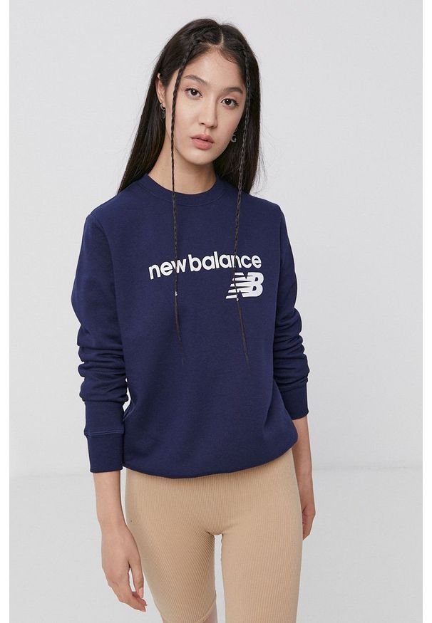 New Balance Bluza WT03811PGM damska kolor granatowy z nadrukiem. Kolor: niebieski. Wzór: nadruk