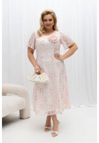 Moda Size Plus Iwanek - Elegancka sukienka Dorisse w kolorze ecru z akcentem pudrowego różu Koronka MIDI rozkloszowana koronkowa na podszewce PLUS SIZE XXL OVERSIZE WIOSNA. Okazja: na randkę, na urodziny, na wesele, na komunię, na ślub cywilny, na imprezę. Kolekcja: plus size. Kolor: różowy. Wzór: koronka. Typ sukienki: oversize, dla puszystych. Materiał: koronka. Sezon: wiosna. Styl: elegancki. Długość: midi #1