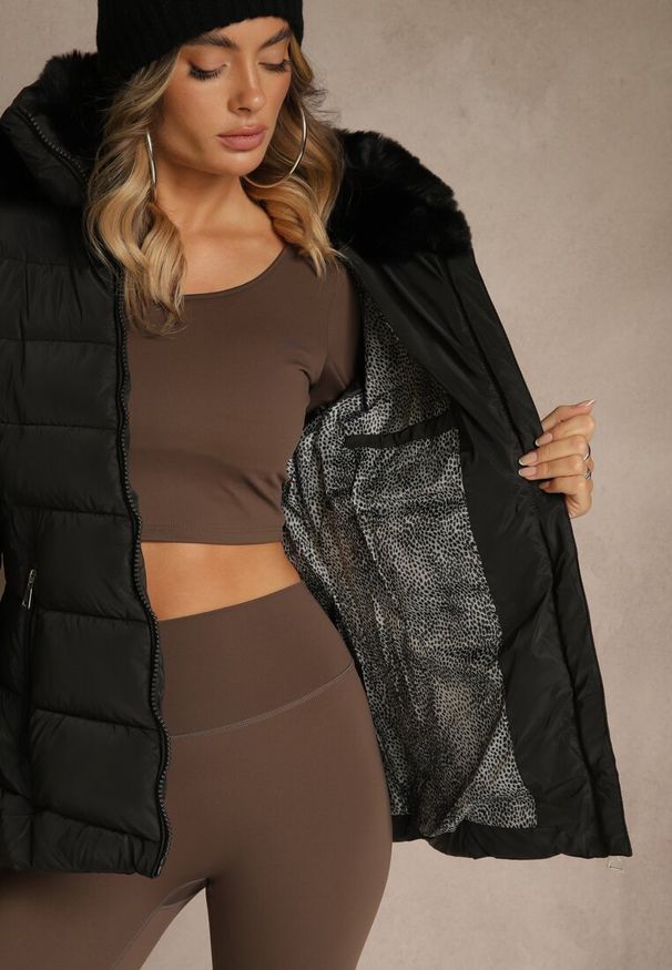 Renee - Czarna Pikowana Kurtka o Taliowanym Kroju z Kapturem z Futerkiem Olidessa. Okazja: na co dzień, na spacer. Typ kołnierza: kaptur. Kolor: czarny. Materiał: futro. Styl: casual