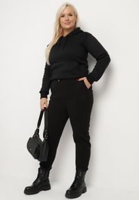 Born2be - Czarne Spodnie Dresowe z Bawełną z Kieszeniami i Gumką w Talii Ocieplane Futerkiem Poleeti. Okazja: na co dzień. Kolekcja: plus size. Kolor: czarny. Materiał: bawełna, futro, dresówka. Wzór: aplikacja. Styl: casual, elegancki #2