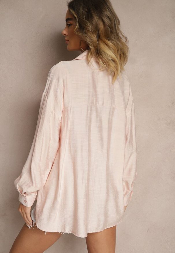 Renee - Jasnoróżowa Koszula z Wiskozy z Ozdobną Kieszonką Dovanna. Okazja: na co dzień, na spotkanie biznesowe, do pracy. Typ kołnierza: kołnierzyk klasyczny. Kolor: różowy. Materiał: wiskoza. Styl: biznesowy, casual, elegancki, klasyczny