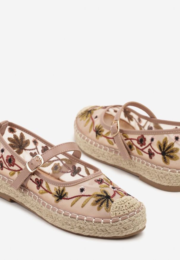Renee - Różowe Espadryle z Siateczki na Plecionej Podeszwie Zdobione Haftem Evelritia. Okazja: na co dzień. Zapięcie: pasek. Kolor: różowy. Materiał: jeans, materiał. Wzór: aplikacja, haft. Styl: elegancki, casual