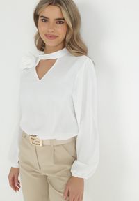 Born2be - Biała Bluzka z Ozdobnym Dekoltem Gomi. Kolor: biały. Długość rękawa: długi rękaw. Długość: długie. Wzór: kwiaty #7