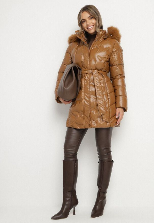 Born2be - Brązowa Pikowana Kurtka z Odpinanym Kapturem i Futerkiem Wiązana Paskiem Olenessa. Kolor: brązowy. Materiał: futro. Sezon: zima