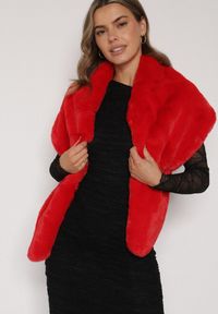 Born2be - Czerwone Futrzane Ponczo Narzutka Bralinne. Kolor: czerwony. Materiał: futro #4