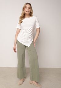 Born2be - Biała Wiskozowa Bluzka Marszczona o Asymetrycznym Kroju z Krótkim Rękawem Menirephis. Okazja: na co dzień. Typ kołnierza: dekolt w łódkę. Kolor: biały. Długość: krótkie. Wzór: gładki. Materiał: wiskoza. Długość rękawa: krótki rękaw. Sezon: lato. Styl: casual, klasyczny #7