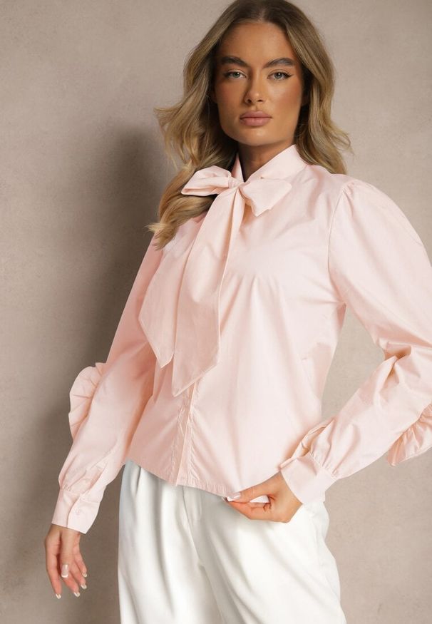Renee - Różowa Koszula z Elegancką Kokardą i Falbanami Zaliressa. Okazja: na spotkanie biznesowe. Typ kołnierza: kokarda. Kolor: różowy. Długość rękawa: długi rękaw. Długość: długie. Wzór: aplikacja. Styl: elegancki